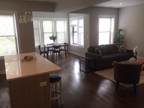 1203 W Addison St-Unit -1203-1 in Chicago, IL - Building Photo - Building Photo