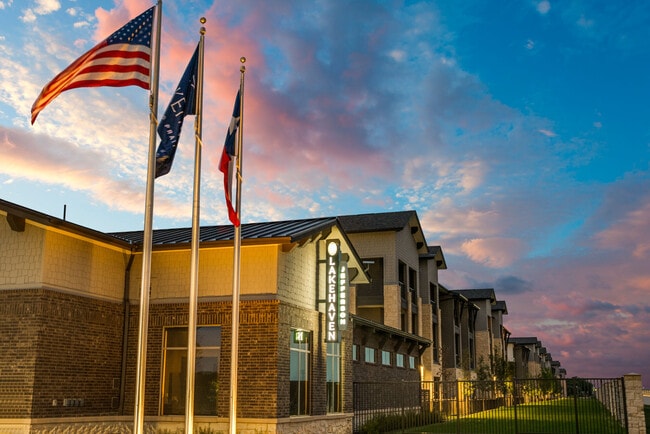 Jefferson Lakehaven in Grand Prairie, TX - Building Photo - Building Photo