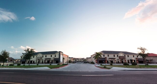 Avery Village Apartments & Townhomes in Laredo, TX - Building Photo - Building Photo