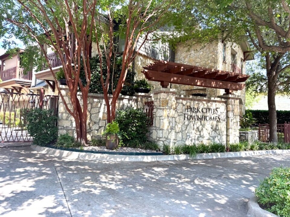 4012 Dillard Ct in Dallas, TX - Building Photo