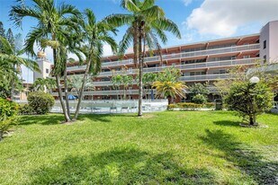 200 NE 12th Ave in Hallandale Beach, FL - Building Photo