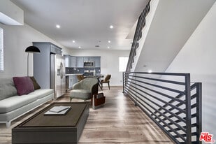 1127 1/2 S Harvard Blvd in Los Angeles, CA - Building Photo