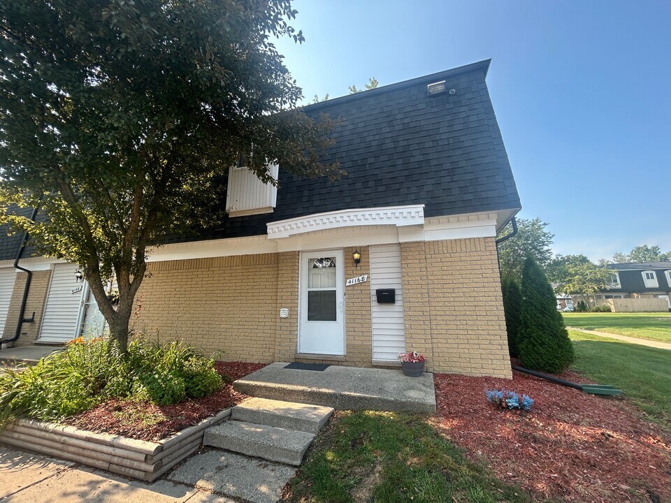 41168 N Woodbury Green Dr in Van Buren Twp, MI - Building Photo