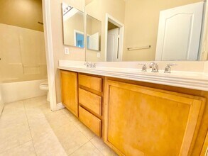 8836 Palm Creek Ct in Las Vegas, NV - Building Photo - Building Photo