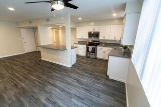 816 S. Bundy Dr in Los Angeles, CA - Building Photo - Interior Photo