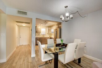 9370 SW 8th St-Unit -206 in Boca Raton, FL - Building Photo - Building Photo