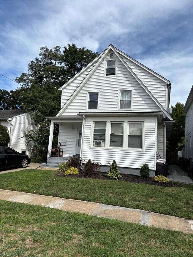 property at 162 W Windsor Pkwy