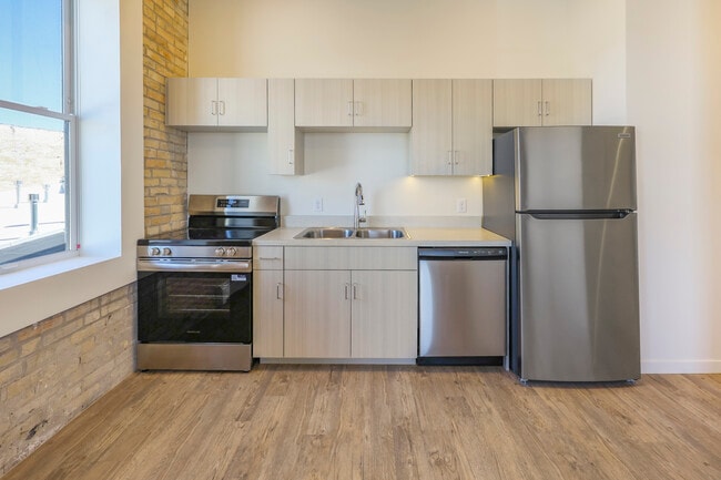 225 N Sibley Ave, Unit 3 in Litchfield, MN - Building Photo - Building Photo