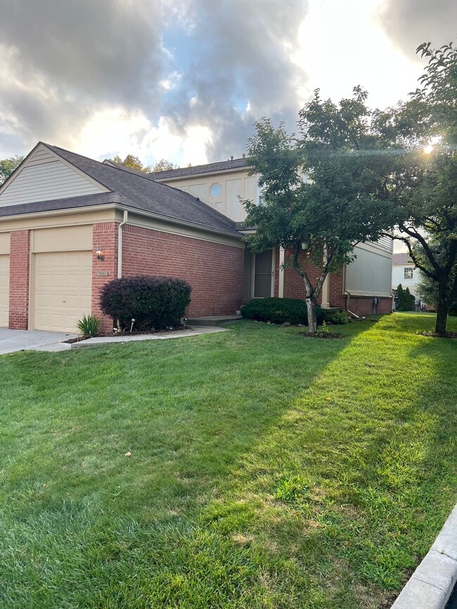 3084 Village Cir