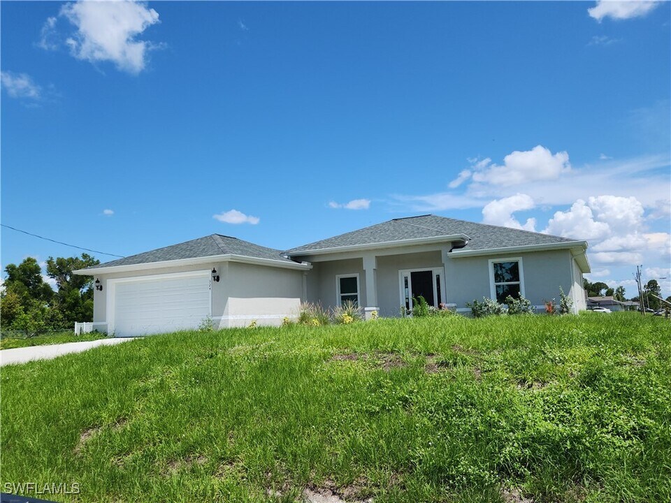 324 Wilmington Pkwy in Cape Coral, FL - Building Photo