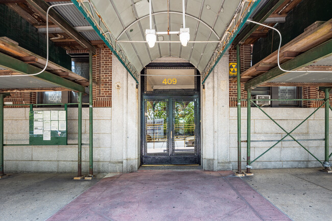 Colonial Parkway Apartments in New York, NY - Foto de edificio - Building Photo
