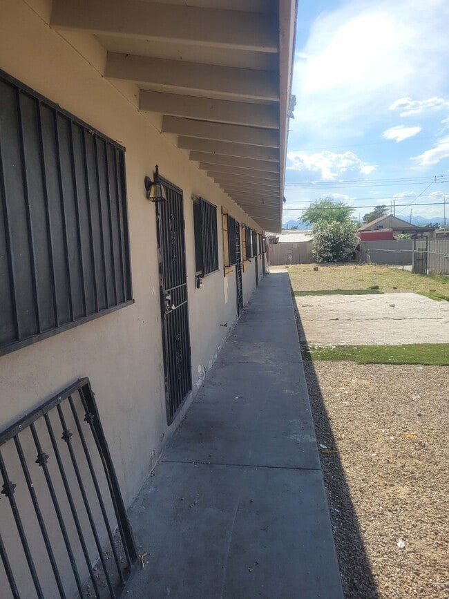 2321 Ellis St in North Las Vegas, NV - Foto de edificio - Building Photo
