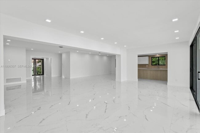 property at 112 E 1st Ct