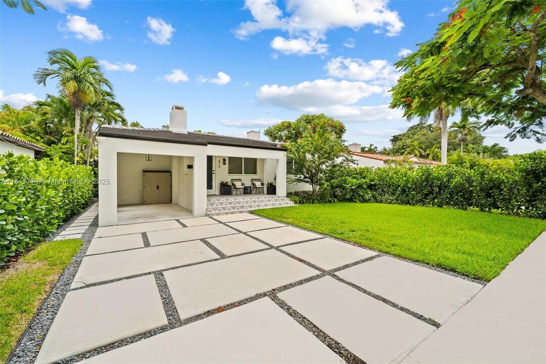 829 Granada Groves Ct in Coral Gables, FL - Building Photo