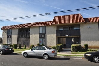 15001 Condon Ave in Lawndale, CA - Foto de edificio - Building Photo