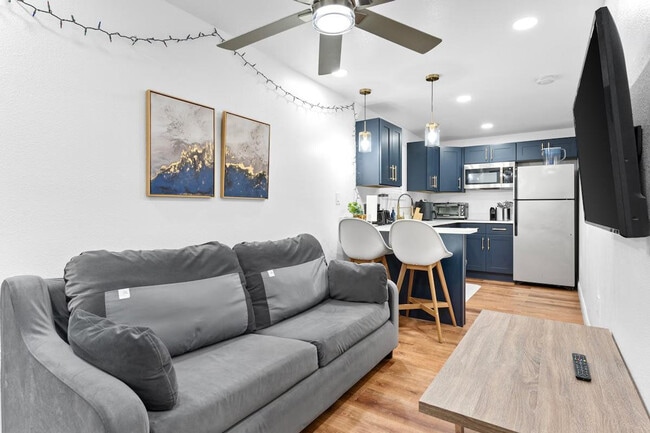 1021 1/2 E 25th Ave