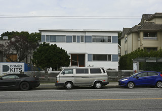 2425 W Broadway in Vancouver, BC - Building Photo - Building Photo