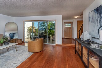 7727 Via Capri in Burbank, CA - Foto de edificio - Building Photo