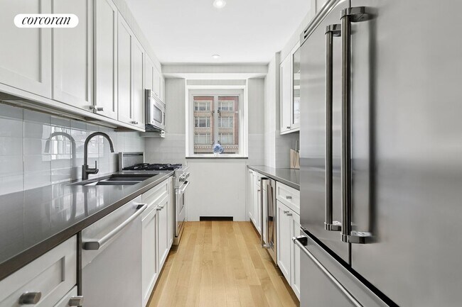 200 E 66th St in New York, NY - Building Photo - Building Photo