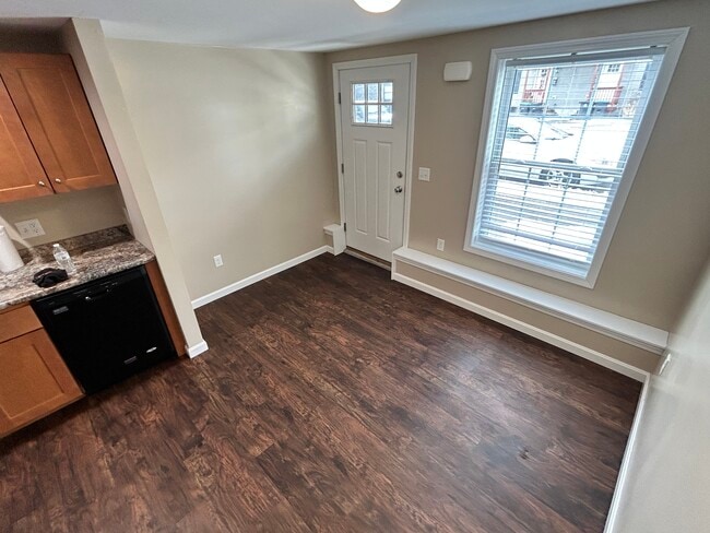 9 Main St, Unit 3 in Windham, ME - Foto de edificio - Building Photo