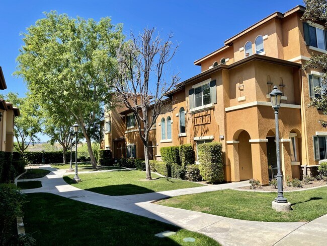 26331 Arboretum Way in Murrieta, CA - Foto de edificio - Building Photo