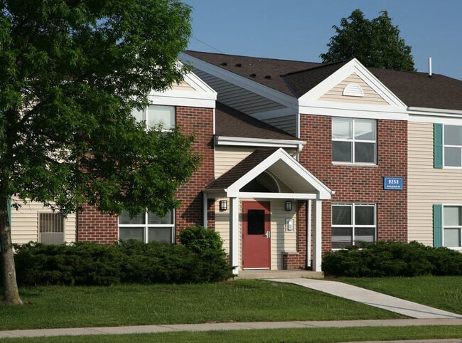 Glenbrook Apartments in Milwaukee, WI - Foto de edificio - Building Photo
