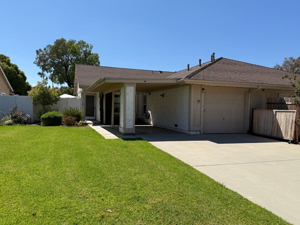 19 Abrazo Dr in Camarillo, CA - Building Photo