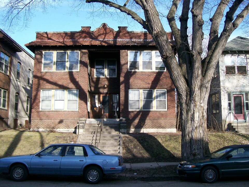 2437 1st Ave S in Minneapolis, MN - Building Photo