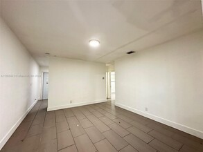 110 SW 7th Ave, Unit 1 in Dania Beach, FL - Foto de edificio - Building Photo