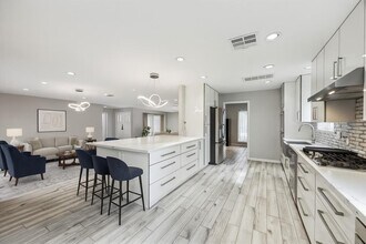 1114 Chantilly Ln in Houston, TX - Building Photo - Building Photo