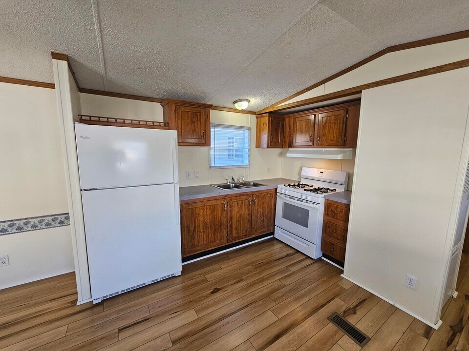 243 Maverick Ln in Utica, NY - Building Photo