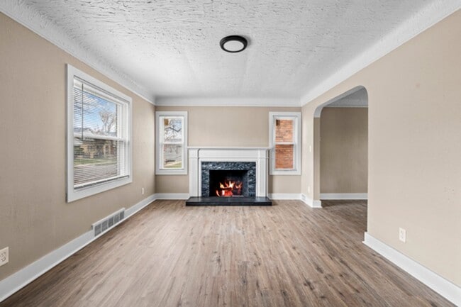 This beautifully updated 3-bedroom, 1-bath single-family home is ready for move-in! in Detroit, MI - Foto de edificio - Building Photo