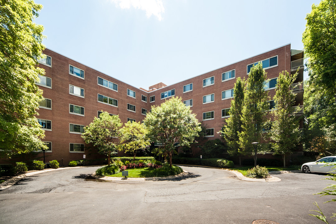 Kenwood House in Chevy Chase, MD - Building Photo