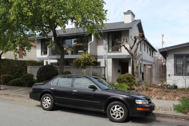 1112 Capuchino Ave in Burlingame, CA - Foto de edificio - Building Photo