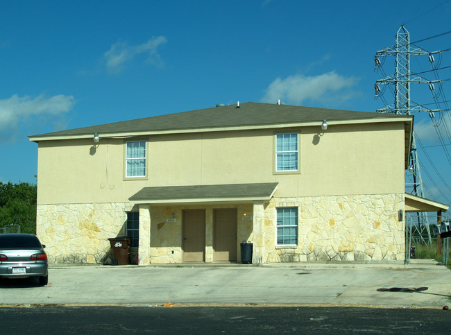 7641 Windsor Oaks in San Antonio, TX - Foto de edificio - Building Photo