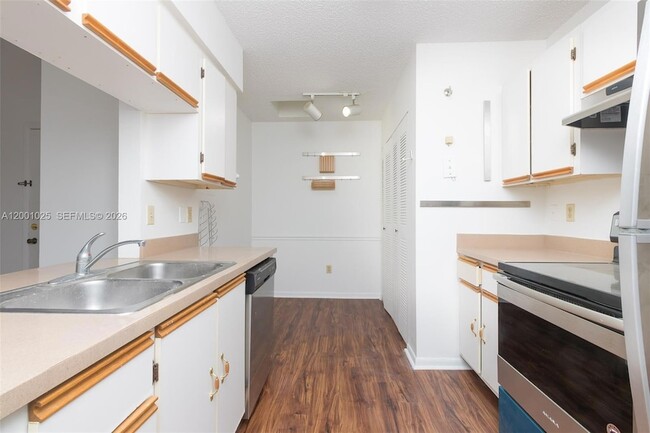 18310 NW 68th Ave, Unit L in Hialeah, FL - Building Photo - Building Photo