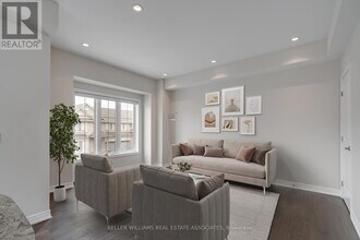 2305 Natasha Cir in Oakville, ON - Building Photo - Building Photo