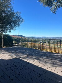 1085 Shadybrook Ln in Napa, CA - Foto de edificio - Building Photo