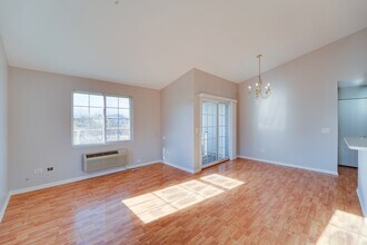 1231 Silverstone Dr, Unit 1231 in Carpentersville, IL - Foto de edificio - Building Photo