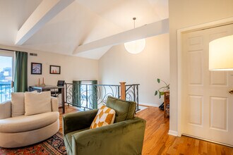 1111 N Honore St, Unit #3 in Chicago, IL - Building Photo - Building Photo