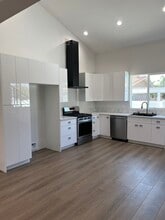 14939 Tuba St in Mission Hills, CA - Foto de edificio - Building Photo