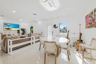 7235 SW 39th St in Miami, FL - Building Photo - Building Photo