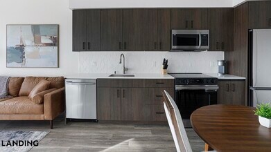 8511 15th Ave NW, Unit 334 in Seattle, WA - Foto de edificio - Building Photo