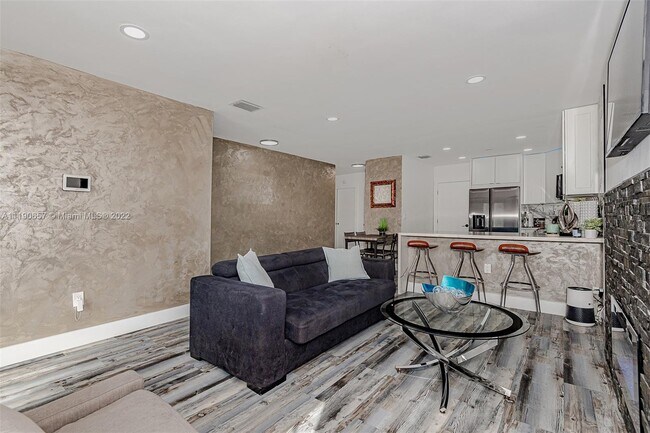 2425 SW 26th Ln-Unit -A in Miami, FL - Foto de edificio - Building Photo