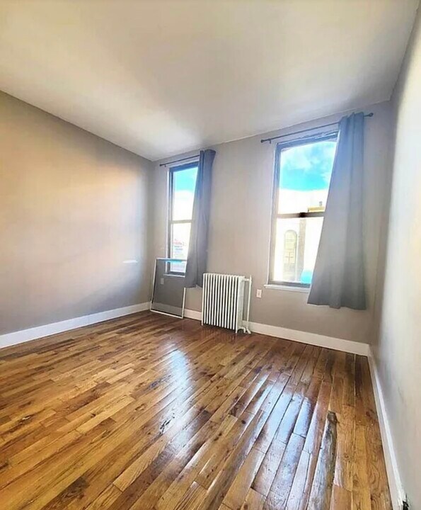 92 Moore St, Unit 3R in Brooklyn, NY - Building Photo