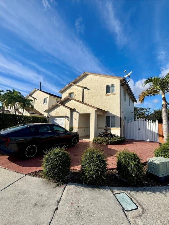 13765 SW 160th Terrace in Miami, FL - Building Photo