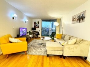 34 Winchester St, Unit #1 in Brookline, MA - Foto de edificio - Building Photo
