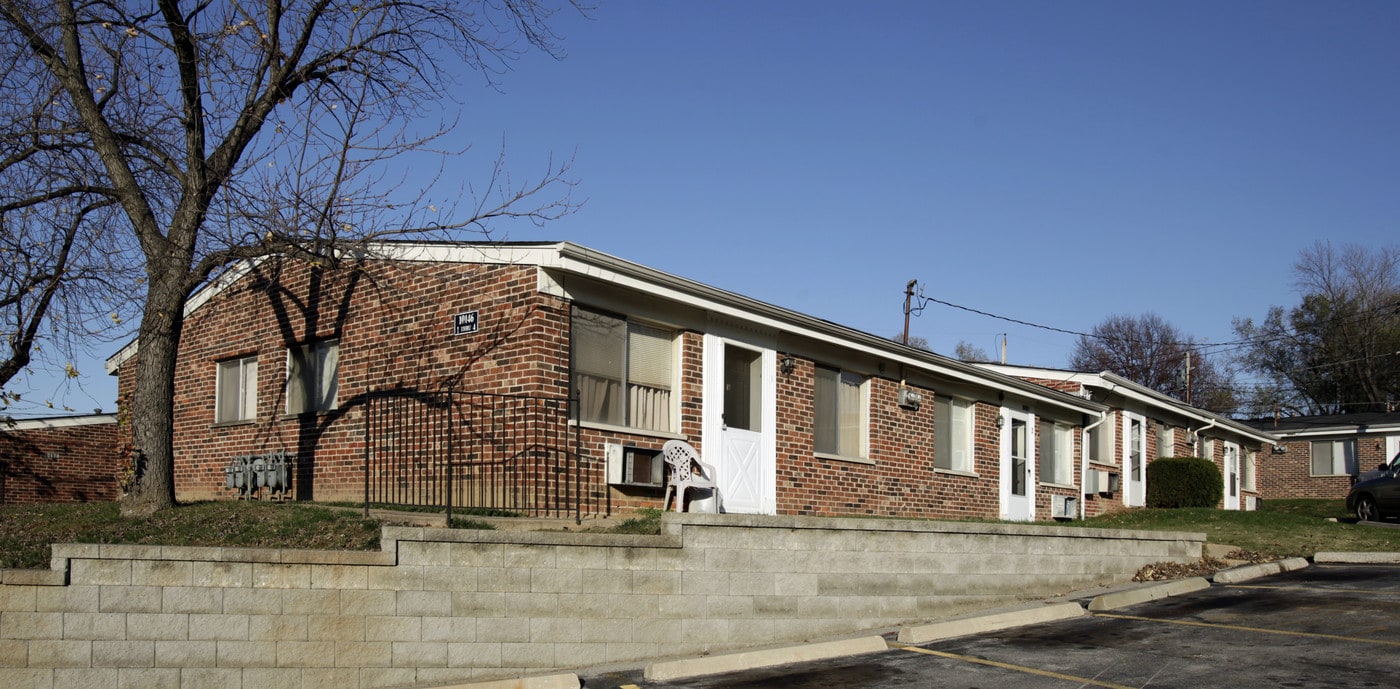 Camelot Apartments in St. Ann, MO - Building Photo