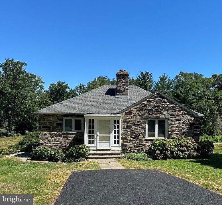 3 Hopeton Ln in Villanova, PA - Building Photo