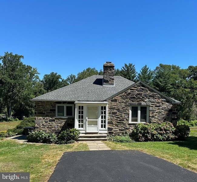 property at 3 Hopeton Ln